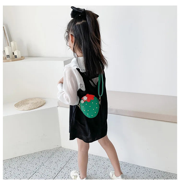 Lovely Children's Strawberry Crossbody Bags Cute Baby Accessories Mini Shoulder Bag Fashion PU Leather Girls Rivet Coin Purse
